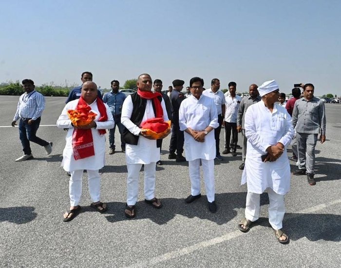 इससे पहले सुबह अखिलेश यादव परिवार के दूसरे सदस्यों के साथ चार्टर्ड प्लेन से इटावा से प्रयागराज पहुंचे।