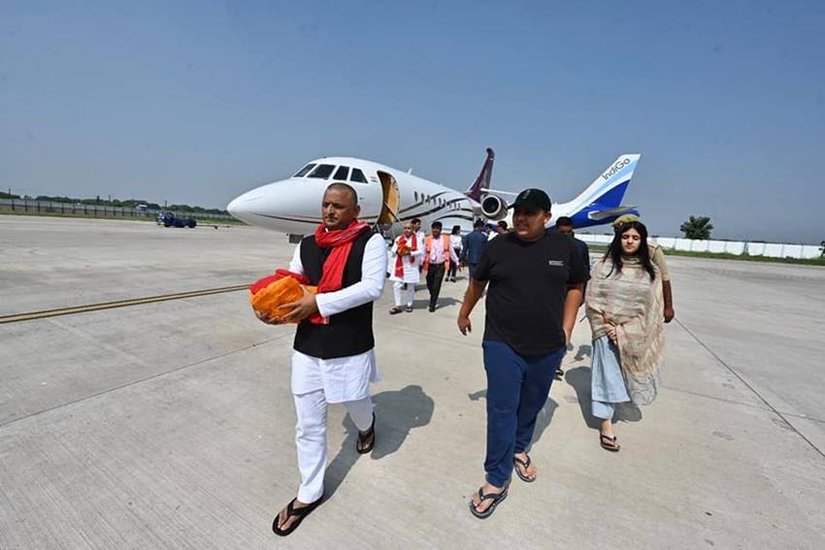 अखिलेश यादव के साथ उनकी पत्नी डिंपल और तीनों बच्चे भी थे।