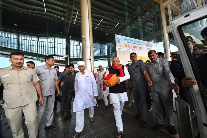 शिवपाल यादव हर कदम पर अखिलेश यादव के साथ दिखे।