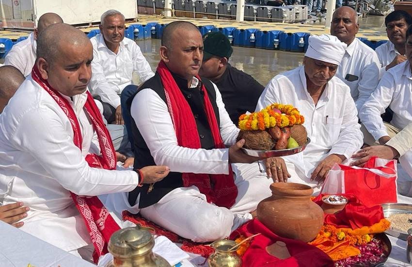 अखिलेश यादव ने पूरे विधि विधान से अस्थि विसर्जन के कर्मकांड को पूरा किया।