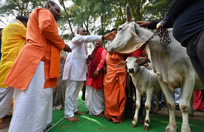 अखिलेश यादव ने ब्राह्मणों को गौदान भी किया।