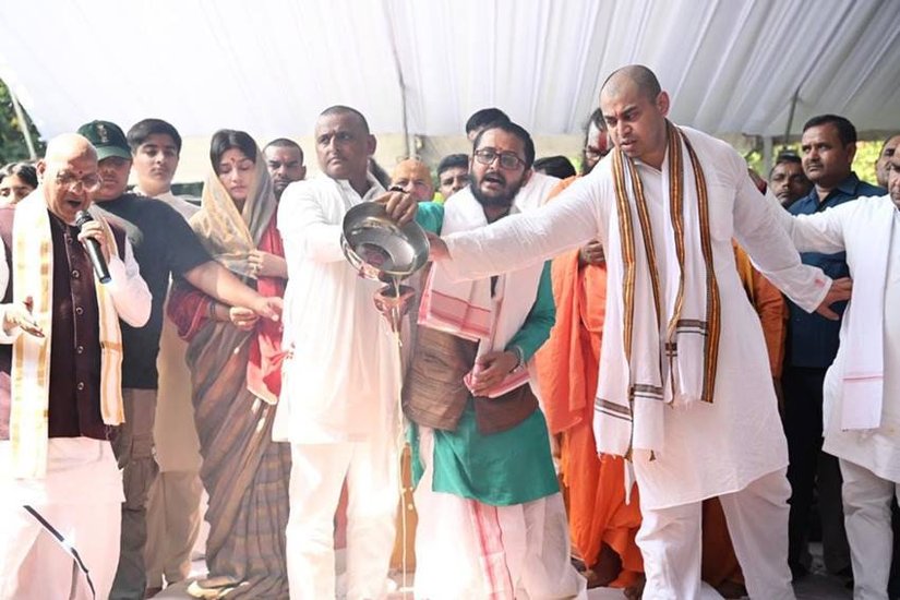 शांति पाठ के बाद हुए हवन में आहुति देेते अखिलेश यादव औऱ प्रतीक यादव।