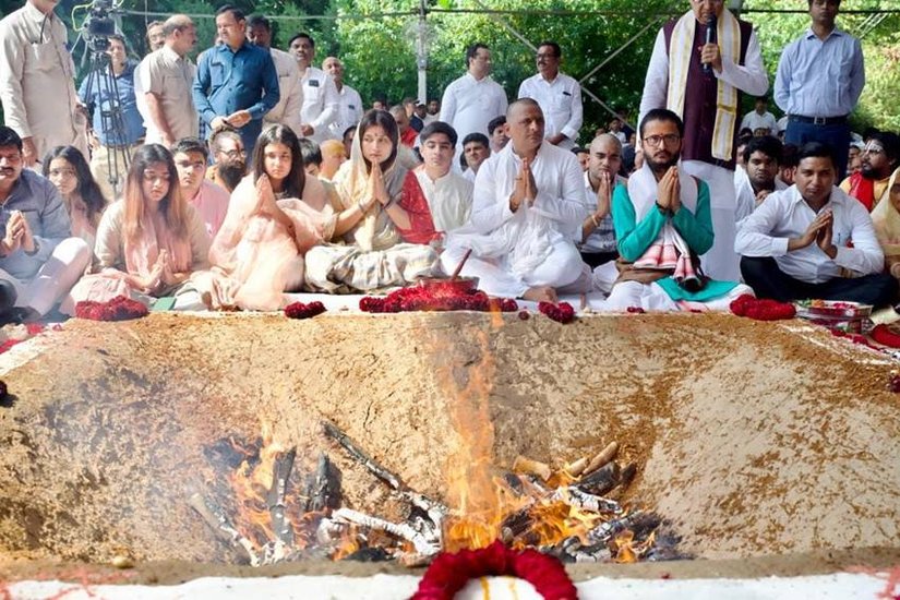 सैफई (Saifai) में मुलायम सिंह यादव (Mulayam Singh Yadav) के लिए शांति पाठ रखा गया था। अखिलेश यादव (Akhilesh Yadav) ने पूरे परिवार समेत पाठ और हवन किया। हवन के बाद ब्राह्मण और कन्या भोज भी कराया गया। इस कार्यक्रम में डिंपल यादव (Dimple Yadav), शिवपाल यादव (Shivpal Yadav) औऱ प्रतीक यादव (Prateek Yadav) समेत पूरा मुलायम परिवार साथ दिखा।