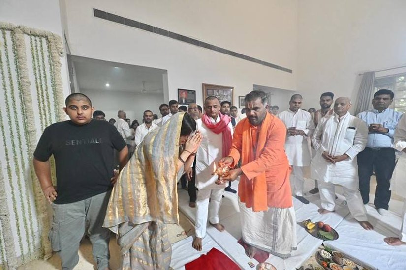 अखिलेश यादव और डिंपल यादव की अगुवाई में शांति पाठ और हवन हुआ।