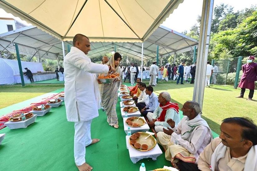 अखिलेश और डिंपल ने हवन के बाद ब्राह्मण भोज भी करवाया।