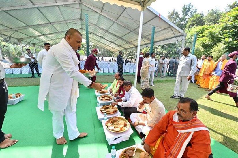 अखिलेश यादव समेत परिवार के लोगों ने स्वयं खाना परोसा।