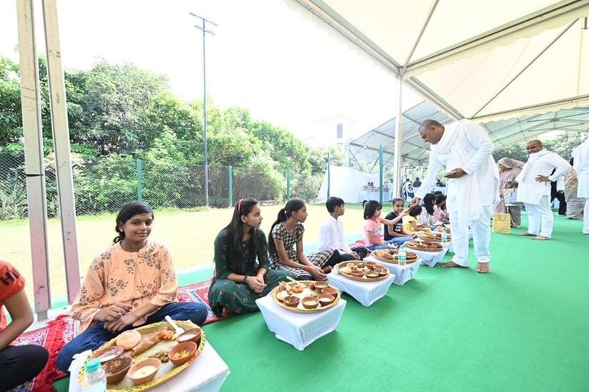 ब्राह्मण भोज के साथ अखिलेश यादव ने कन्या भोज भी कराया।(All Photos: Samajwadi Party Social Media)
