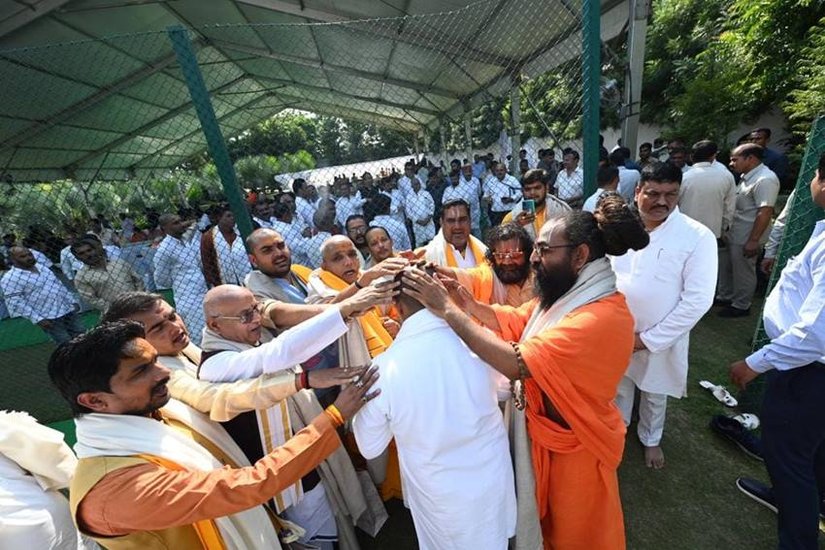 हवन की समाप्ति पर काशी से आए ब्राह्मणों ने अखिलेश यादव को आशीर्वाद दिया।