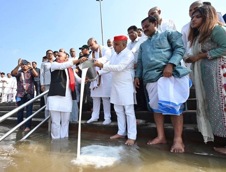 लेकिन पिता के निधन के बाद दोनों भाई हर मौके पर साथ दिखे।