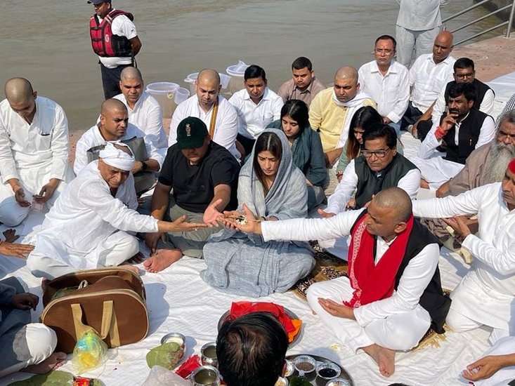 मुलायम के छोटे बेटे प्रतीक और अखिलेश यादव सार्वजनिक तौर पर ना के बराबर एक साथ नजर आए हैं। 