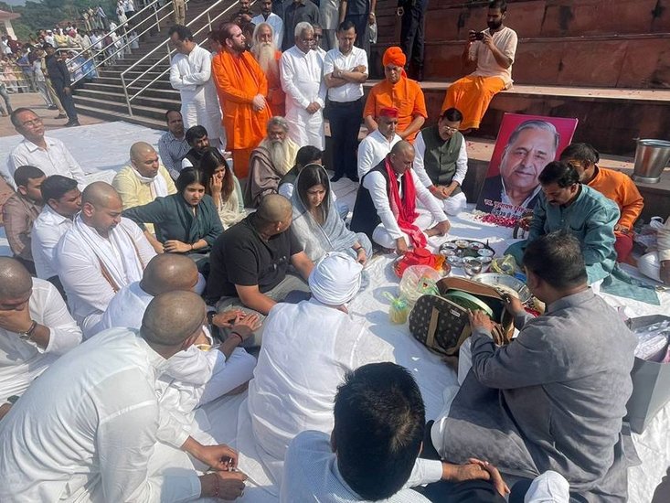 हरिद्वार में मुलायम सिंह के अस्थि विसर्जन के दौरान पूरा यादव परिवार लंबे अरसे बाद साथ दिखा।