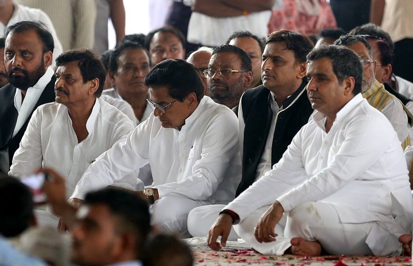मुलायम सिंह के निधन के बाद हर कर्मकांड में शिवपाल और रामगोपाल एक साथ दिखे।