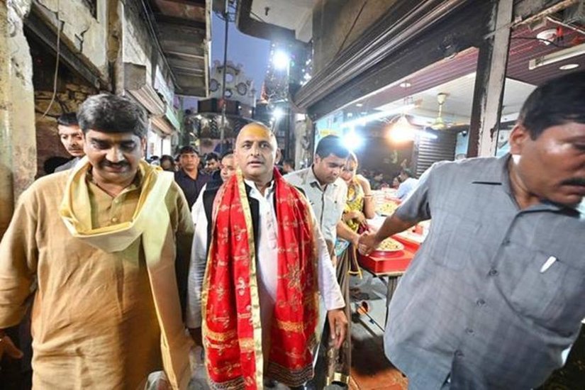 अखिलेश यादव (Akhilesh Yadav) पिता मुलायम सिंह यादव (Mulayam Singh Yadav) के निधन के बाद बुधवार को पहली बार वृंदावन (Vrindavan) पहुंचे। वहां पर उन्होंने बांके बिहारी के दर्शन किये। 