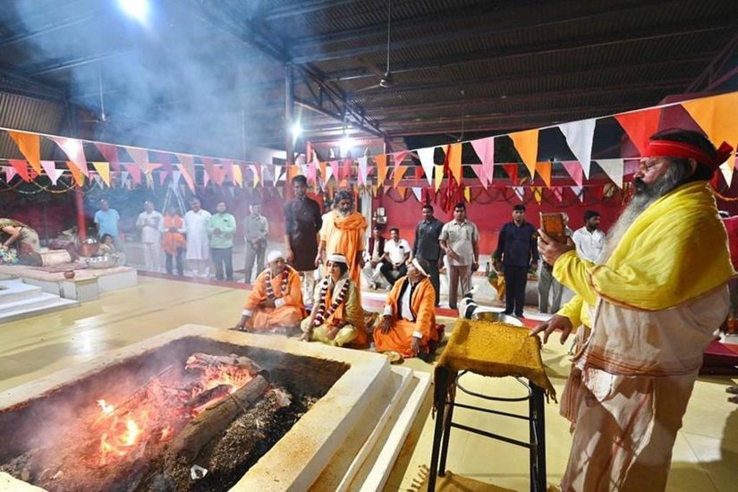 वृंदावन में अखिलेश यादव एक खास यज्ञ में भी शामिल हुए।
