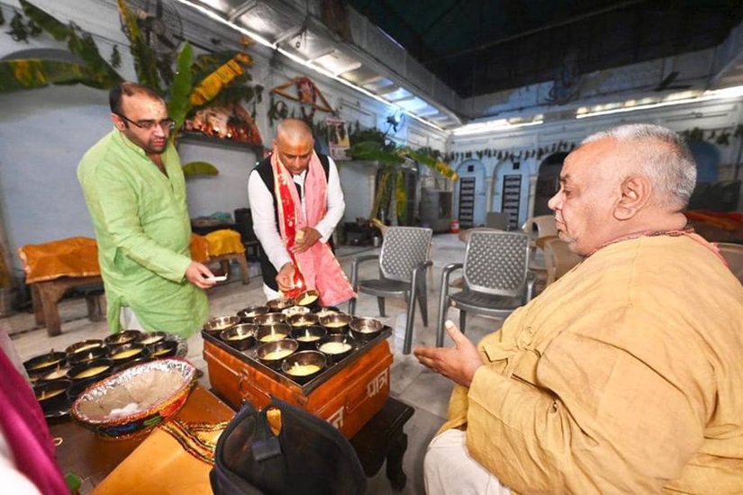 अखिलेश यादव ने दीप दान भी किया।