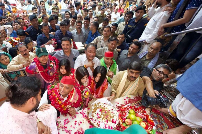 बता दें कि अखिलेश यादव अकसर वृंदावन जाते रहे हैं लेकिन ये पहले मौका था जब वह पिता मुलायम का साया सर से उठने के बाद बांके बिहारी के दर्शन को पहुंचे थे। (All Photos: Samajwadi Party Facebook)