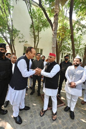 दिवाली के अगले दिन पूर्व कांग्रेस नेता गुलाम नबी आजाद मुलायम सिंह यादव के परिवार से मिलने सैफई पहुंचे। (Photo: Samajwadi Party Twitter)