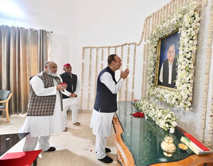 सैफई में गुलाम नबी आजाद ने मुलायम सिंह यादव को श्रद्धांजलि दी। (Photo: Samajwadi Party Twitter)