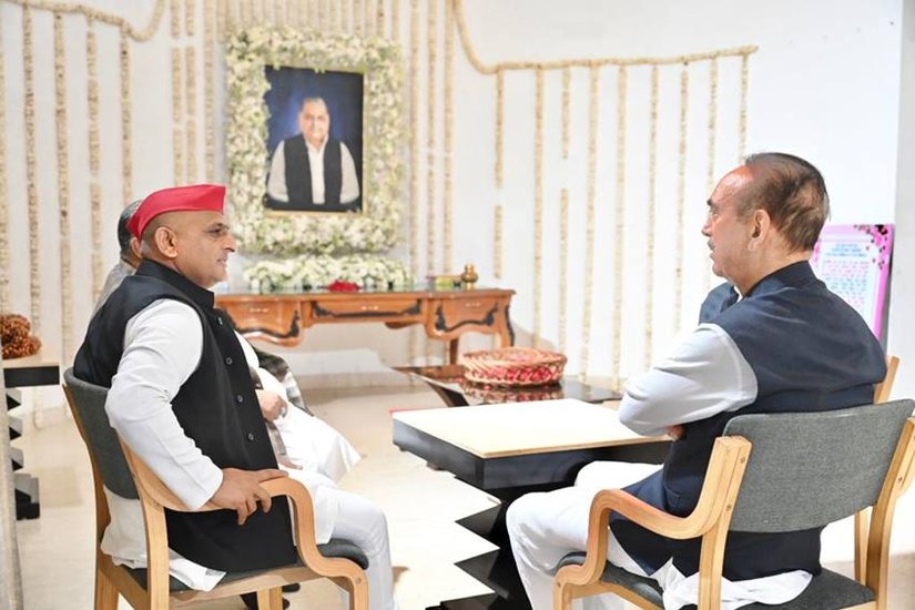 आजाद अखिलेश यादव के साथ काफी देर बैठे और उनसे बात करते रहे। (Photo: Samajwadi Party Twitter)