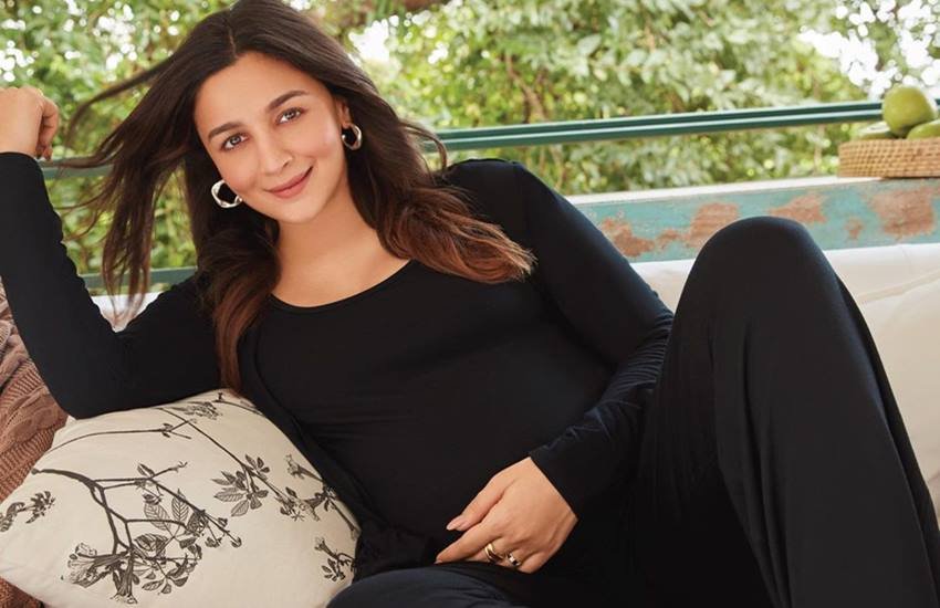 Alia Bhatt: आलिया भट्ट प्रेग्नेंट हैं। आलिया ने अपनी प्रेग्नेंसी (Pregnancy) की खबर रणबीर कपूर (Ranbir Kapoor) से शादी के करीब दो महीने बाद ही फैंस को दे दी थी। सोशल मीडिया में आलिया ने कई फोटोज शेयर की हैं जिनमें वह बेबी बंप फ्लॉन्ट करती हुई दिख रही हैं।