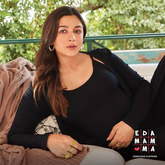 आलिया की इन फोटोज को फैंस खूब पसंद कर रहे हैं।