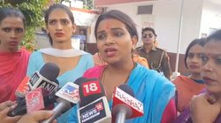 UP: अलीगढ़ में बीच सड़क पर भिड़े किन्नर, इलाके के बंटवारे को लेकर हुआ जबरदस्त झगड़ा