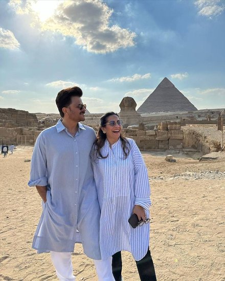 इस फोटो को शेयर करते हुए अनिल कपूर ने लिखा- हम जहां भी जाते हैं वहां की कुछ यादें जरूर बनाते हैं।