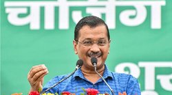 बंगले पर बवाल, चारों ओर से घिरे केजरीवाल