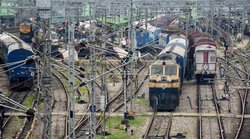Indian Railways: रेलवे का नया टाइम टेबल जारी, 500 ट्रेनों की बढ़ी रफ्तार, सुपरफास्‍ट हुईं 130 ट्रेनें