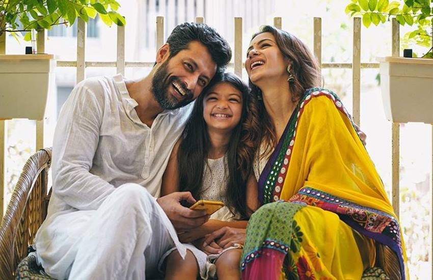 Barkha Bisht Divorce: टीवी और फिल्म एक्ट्रेस बरखा बिष्ट ने इंद्रनील सेन गुप्ता (Indranil Sengupta) से शादी की थी। इस शादी से उन्हें एक बेटी हुई जिसका नाम बरखा ने मीरा रखा है। हाल ही में टाइम्स ऑफ इंडिया को दिये इंटरव्यू में बरखा ने बताया कि वह इंद्रनील से अलग हो चुकी हैं और पिछले दो सालों से बेटी की परवरिश अकेले कर रही हैं।