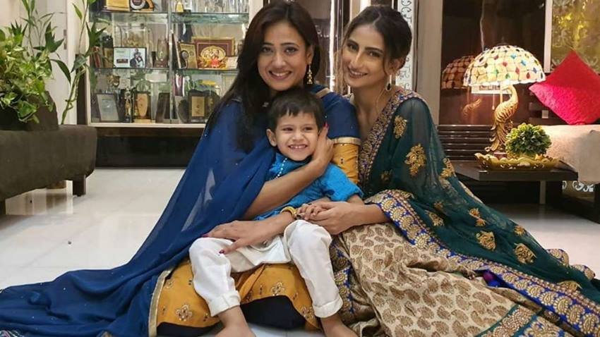 Shweta Tiwari: श्वेता तिवारी दो बार तलाक का दर्द झेल चुकी हैं। फिलहाल वह बतौर सिंगल मदर अपने दोनों बच्चों को पाल रही हैं।