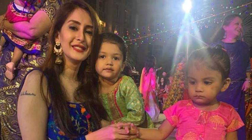 Chahat Khanna: चाहत खन्ना ने दो शादी की थी लेकिन दोनों बार उनका तलाक हो गया। तलाक के बाद वह अपने बच्चों की परवरिश बतौर सिंगल मदर कर रही हैं।