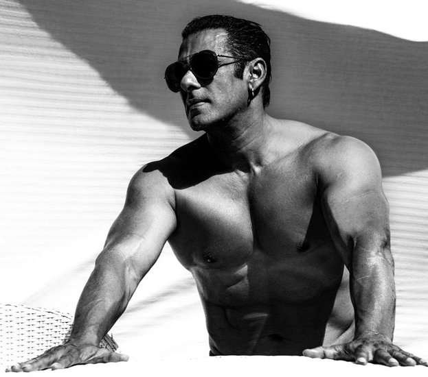 Bhai Dooj 2022: बॉलीवुड सुपरस्टार सलमान खान (Salman Khan) ने सोशल मीडिया पर अपनी फोटो पोस्ट कर फैंस को भाई दूज की शुभकामनाएं दीं। सलमान खान की दो बहने हैं। बड़ी बहन का नाम अलवीरा है तो छोटी का नाम अर्पिता (Arpita Khan) है।