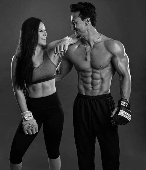 टाइगर श्रॉफ अपनी बहन कृष्णा के हमेशा से क्लोज रहे हैं। दोनों के बीच सोशल मीडिया में गजब की बॉन्डिंग दिखती है।