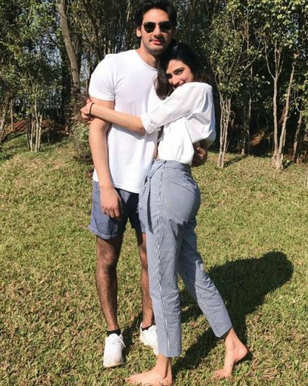 आथिया शेट्टी भी अपने भाई अहान के बहुत करीब हैं। दोनों अच्छे दोस्त भी हैं। दोनों एक दूसरे के साथ हॉलीडे पर भी जाते हैं। 