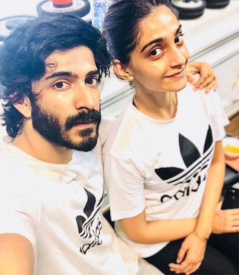 सोनम कपूर भी अपने एक्टर भाई हर्षवर्धन को अपनी जान मानती हैं।  