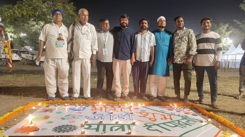 कांग्रेस नेता कन्हैया कुमार ने कैंप साइट पर ही दिवाली मनाने की कई तस्वीरें शेयर की हैं। (Photo: Kanhaiya Kumar Twitter)