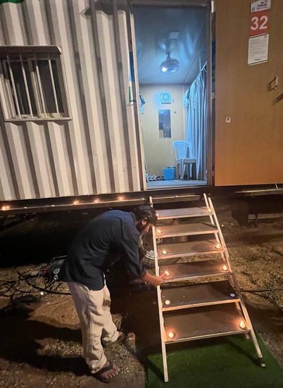 तस्वीरों में कन्हैया कंटेनर्स पर दिये जलाते दिखे। (Photo: Kanhaiya Kumar Twitter)