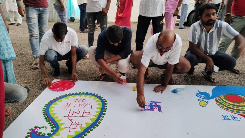 अजय सिंह लल्लू और कन्हैया कुमार जैसे कई नेताओं ने साइट पर ही रंगोली भी बनाई। (Photo: Kanhaiya Kumar Twitter)