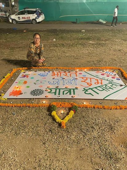 सजावट के साथ ही कांग्रेस नेताओं ने गाने - बजाने का कार्यक्रम भी रखा था। कई कार्यकर्ता अपनी आवाज का जादू बिखेरते दिखे।