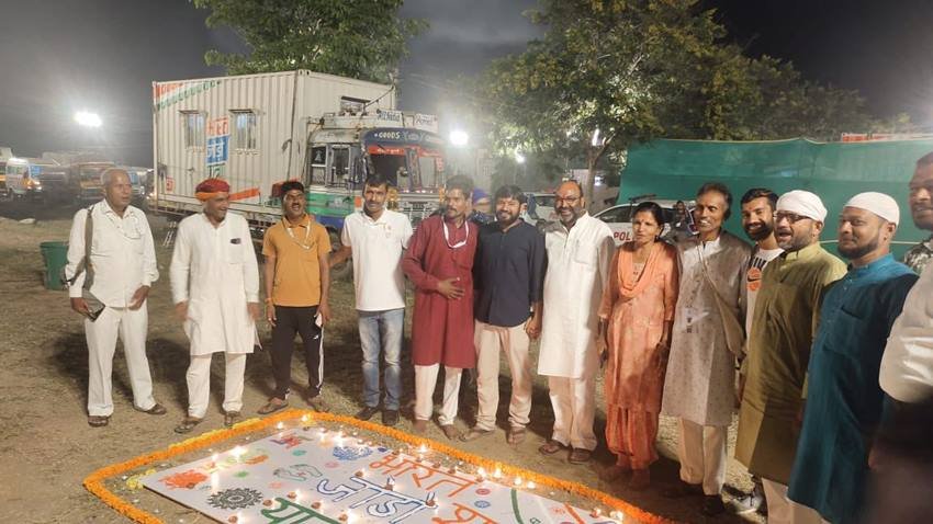 दिवाली के मौके पर खाने की खास व्यवस्था की गई थी। मिठाइयों का भी इंतजाम था। (Photo: Kanhaiya Kumar Twitter)