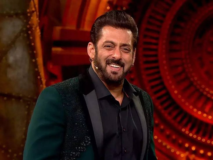 Bigg Boss 16 Contestants Fees: बिग बॉस 16 कलर्स टीवी पर ऑन एयर हो चुका है। शो के शुरुआत के साथ ही कंटेस्टेंट्स के बीच प्यार तकरार का दौर भी शुरू हो गया है। आने वाले तीन महीनों तक बिग बॉस के घर में प्रतिभागियों के बीच रिश्ते बनेंगे और बिगड़ेंगे। इन सबके बीच इस बात की चर्चा भी जोरों पर है कि किसे कितनी फीस मिल रही है। आइए डालते हैं शो के प्रतिभागियों में पांच सबसे ज्यादा पैसे पाने वाले सेलेब्स के नाम: