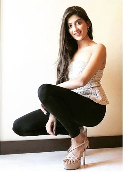 Nimrat Kaur Ahluwalia: टीवी एक्ट्रेस निमृत कौर अहलूवालिया को भी अच्छी खासी रकम मिल रही है। उनकी प्रति सप्ताह फीस 7.5 से 8 लाख रुपये रिपोर्ट की गई है।