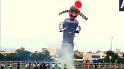 पटना के गांधी मैदान में जलने से पहले गिरा रावण का पुतला, नीतीश की मौजूदगी में फिर खड़ा कर हुई रस्म अदायगी