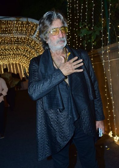 Shakti Kapoor: शक्ति कपूर लगभग 4 दशक तक बॉलीवुड में एक्टिव रहे। अपनी एक्टिंग से उन्होंने करोड़ों लोगों के दिल जीते। लेकिन वह कास्टिंग काउच के स्टिंग ऑपरेशन में फंस गए। वह काम के बदले एक एक्ट्रेस से फेवर मांगते कैमरे में कैद हो गए। इस एक गलती ने उनके करियर और छवि पर बहुत गहरा दाग लगा दिया।