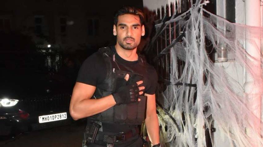 Arhaan Shetty: सुनील शेट्टी के बेटे अरहान शेट्टी कमांडो की ड्रेस में पार्टी में पहुंचे थे।