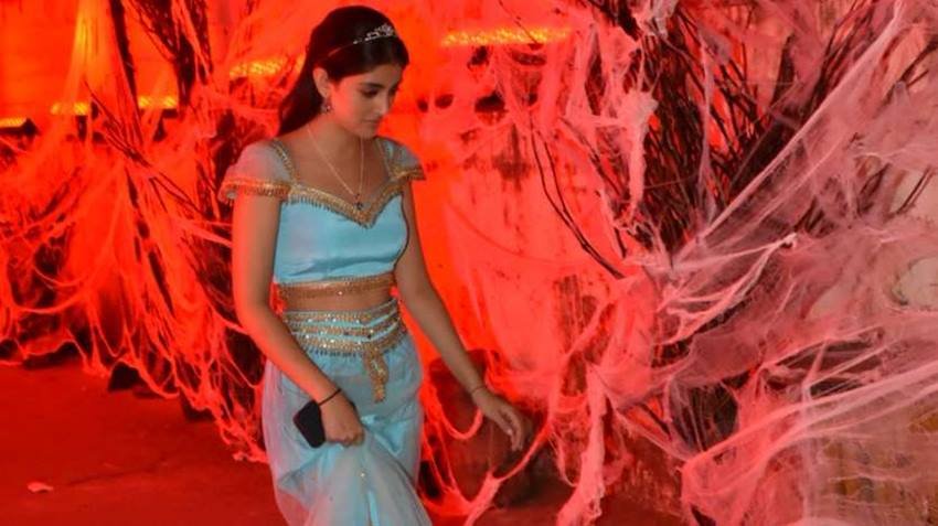 Navya Naveli Nanda: नव्या नवेली नंदा भी प्रिंसेस जैसमीन के लुक में पार्टी में पहुंची थीं।