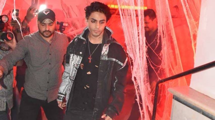 Aryan Khan: आर्यन खान डेविल के लुक में पहुंचे थे। आर्यन ने आंखों में काजल भी लगाया था।