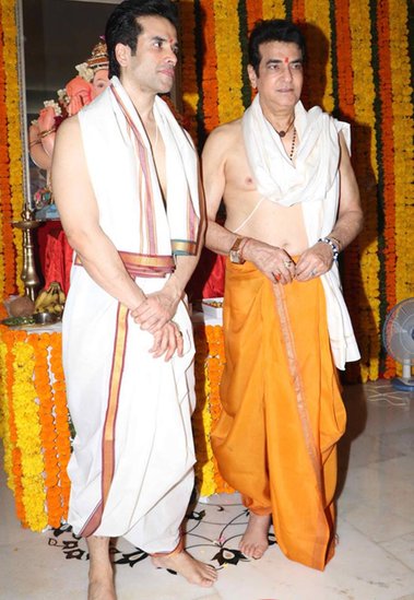 Jeetendra a& Tushar Kapoor: साल 1982 में जीतेंद्र ने ‘इंसान’ में काम किया तो वहीं, तुषार कपूर भी 2005 में इसी नाम की फिल्म में नज़र आए थे।