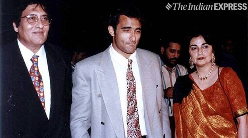 Vinod Khanna & Akshay Khanna: अक्षय खन्ना और विनोद खन्ना ने हंगामा, आप की खातिर, कुदरत और हलचल नाम की अलग अलग फिल्मों में काम किया।